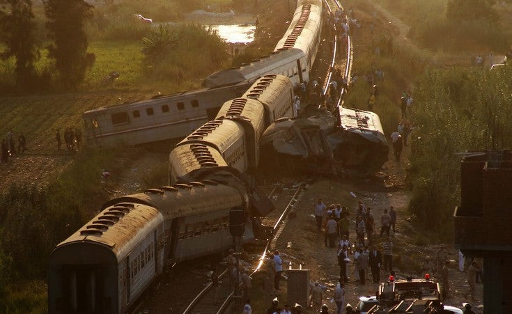 Εικόνες από τη σύγκρουση τρένων με 42 νεκρούς στην Αλεξάνδρεια της Αιγύπτου – Στους 133 οι τραυματίες
